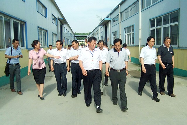 河南省人大常委會民族僑務、外事工作委員會主任李清樹到我公司參觀指導工作